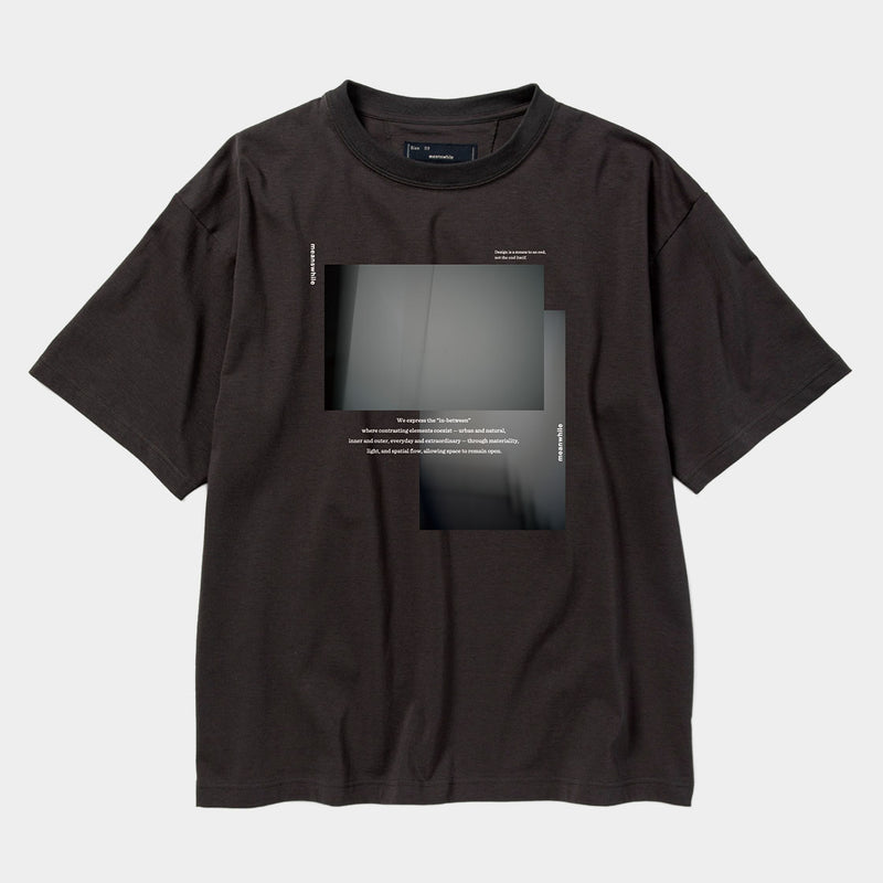 【Limited】Abstract Photograph Tee “meanwhile”(OFF BLACK)/MW-CT25211